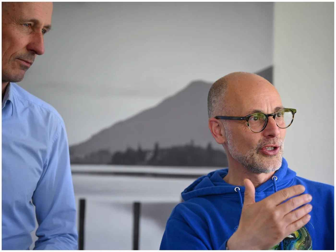 Deelnemers in gesprek tijdens een geweldloze communicatie training